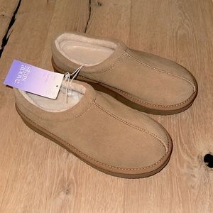 NWT size 8 hard sole slippers- Tazman style Beige suede